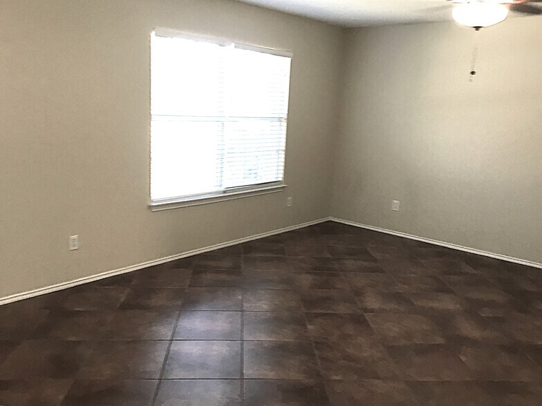 Building Photo - 216 Fall Creek Dr