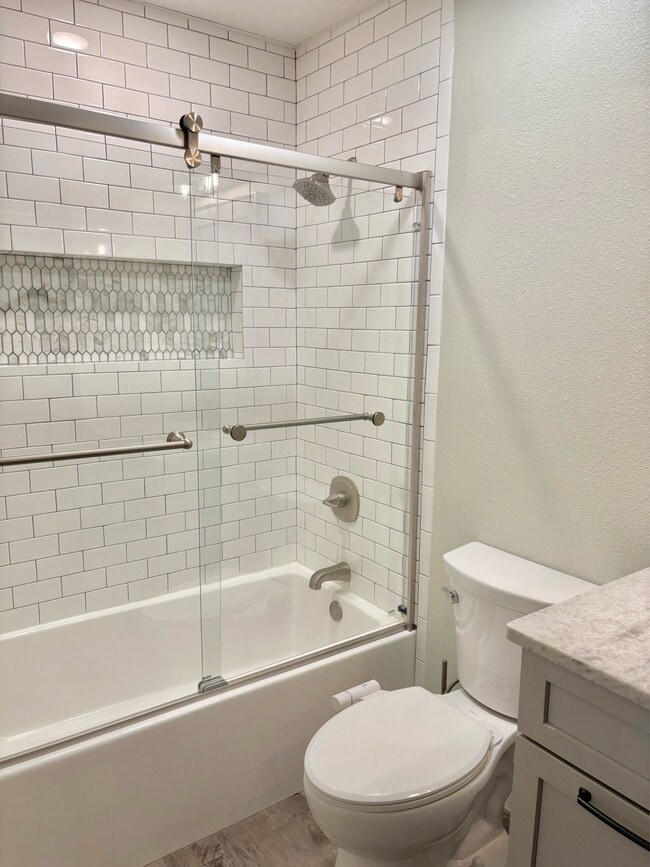 Building Photo - 2121 Oakstream Ave