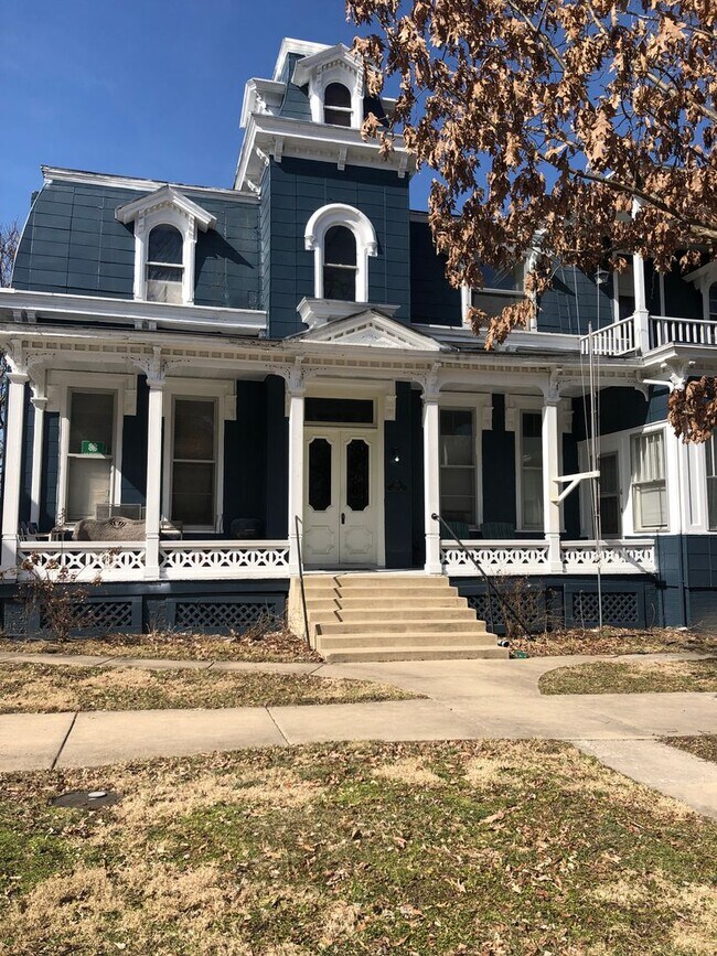 Building Photo - 1 BR 1Bath upstairs apartment