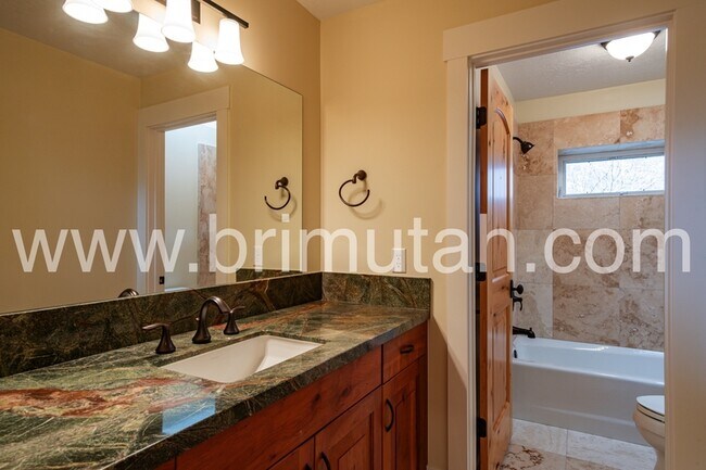 Building Photo - 105 Young Oak Rd