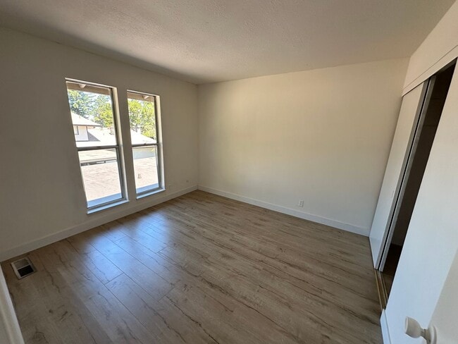 Building Photo - 2 Bed 1.5 Bath #B Unit In Roundtree