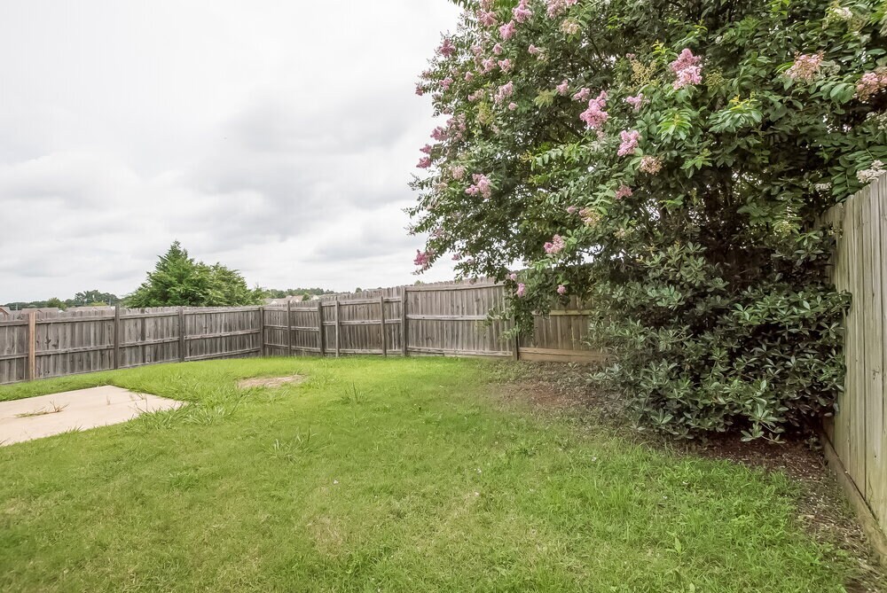 Building Photo - 5378 Russell Dr