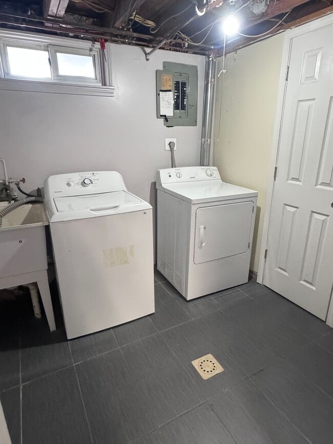 Building Photo - Spacious 3BD/2BA Home, Move-In Ready with Finished Basement