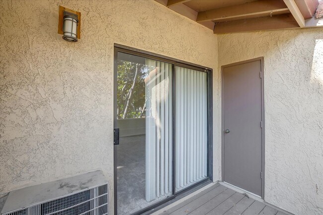 Building Photo - 2 Bedroom, 1 Bath, Upstairs Condo in the C...