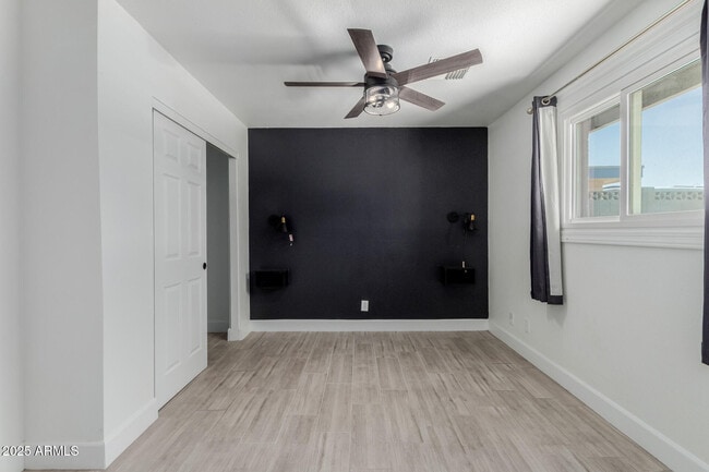Building Photo - 1261 W La Jolla Dr