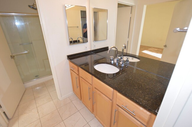 Building Photo - Meridian Unfurnished 2 Bed | 2 Bath Top Fl...