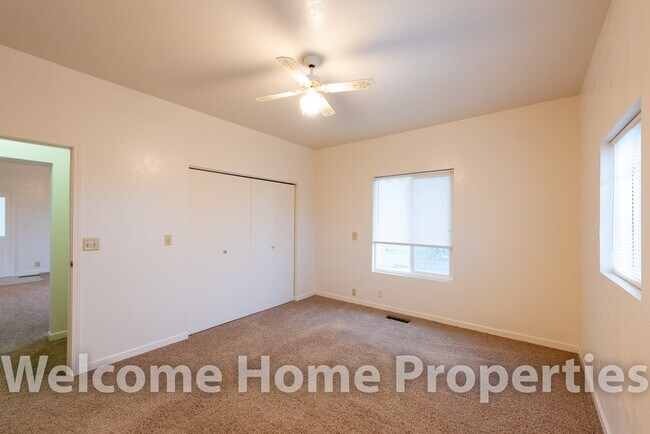 Building Photo - Beautiful Country Home on 1 Acre