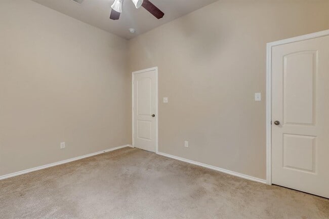 Building Photo - 5615 Stoneridge Ct