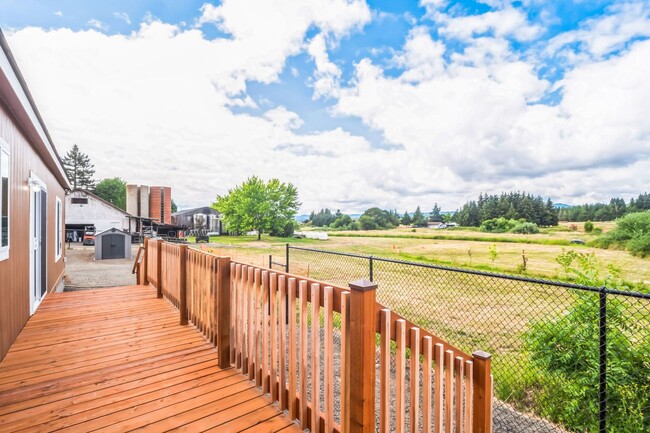 Building Photo - 1/2 off first month's rent and free Samsun...