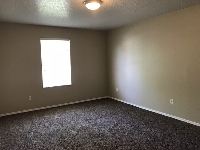 Building Photo - 3 bed/ 2 bath... 2 car garage... Single Level...In the Meadowbrook Subdivision.