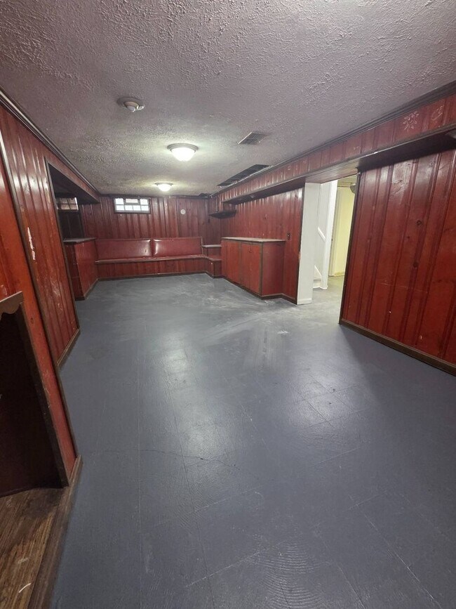 Building Photo - Newly Renovated Show Road Single Family