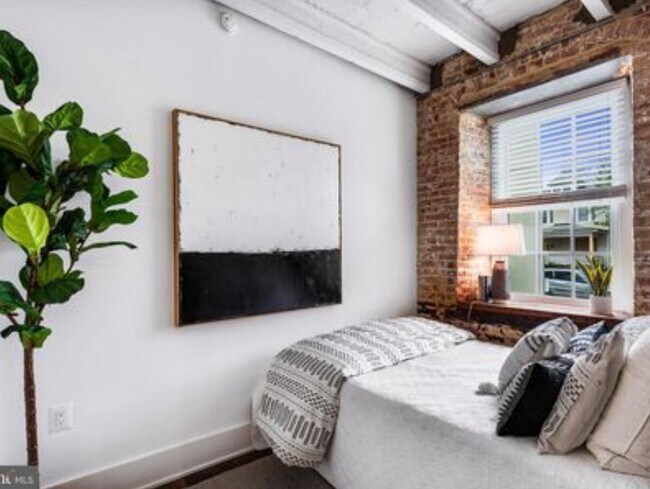 Building Photo - Luxury Loft in historic setting