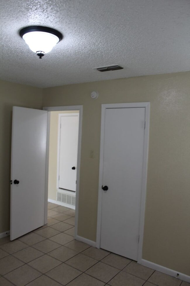 Building Photo - Small space...BIG style!