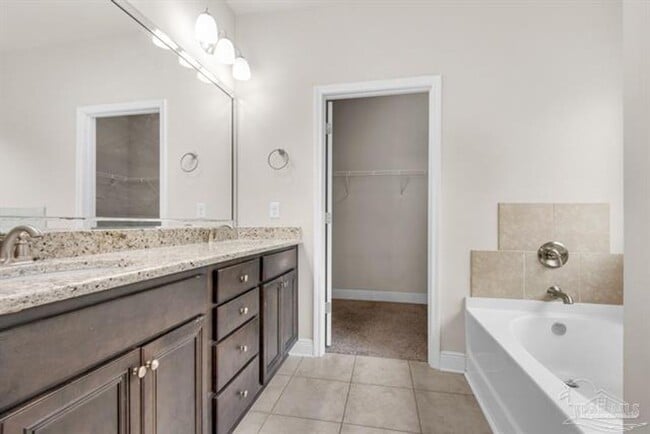 Building Photo - Beautiful Home in Waterford Sound