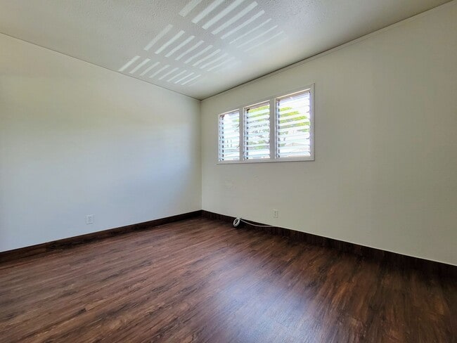 Building Photo - AVAILABLE March 16, 2026 | 2 Bedroom, 1 Bathroom Townhome with 1 Assigned Parking | Located at Wa...