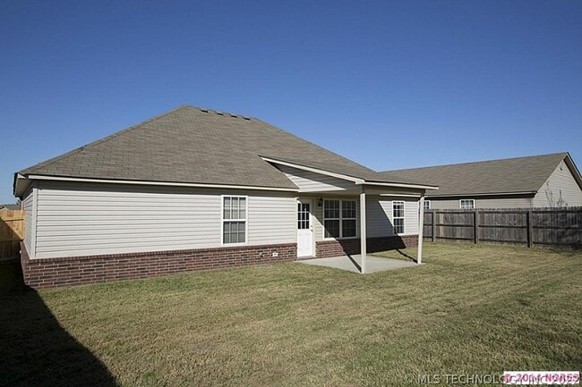 Building Photo - Beautiful 3 Bed 2 Bath Home with New Plank...