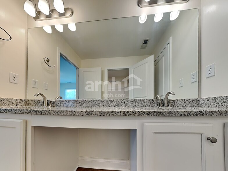 Building Photo - 3328 Okelly Dr