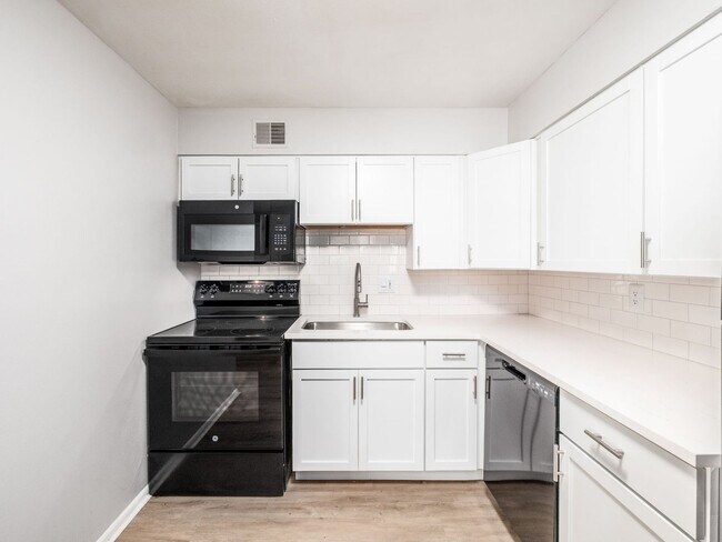 Building Photo - 593 Riverview Dr