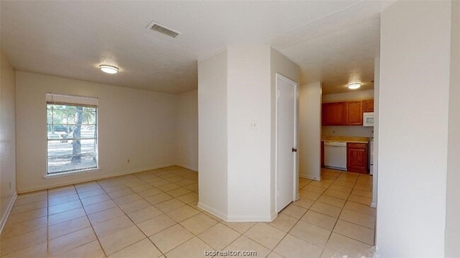 Building Photo - 916 Navarro Dr