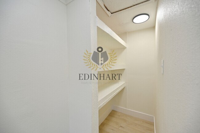 Building Photo - 1584 N Carruth Ave