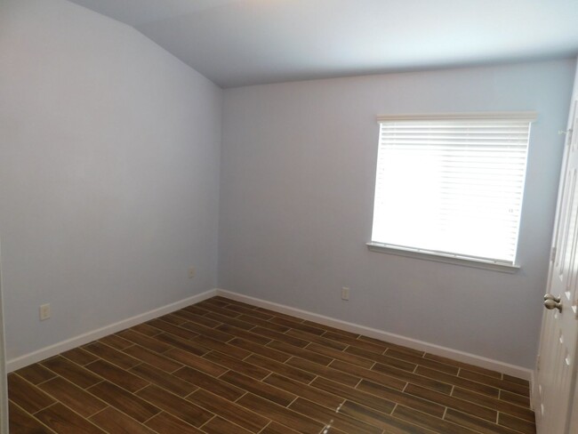 Building Photo - Available Now!!!! Beautiful 4 bedroom, 2 b...