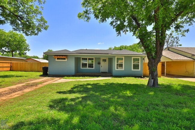 Building Photo - 3 bed, 2 bath, updated with all appliances provided!