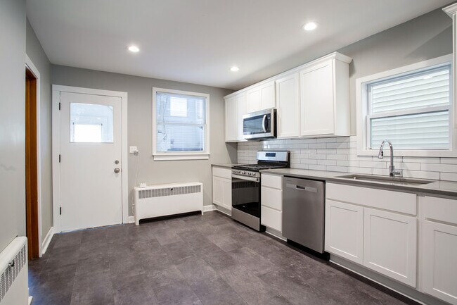 Building Photo - 2440 W Cuyler Ave