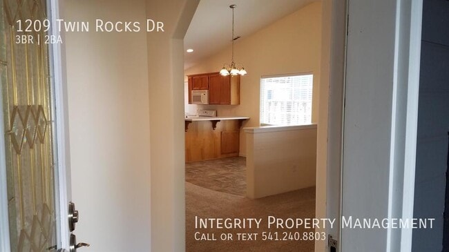 Building Photo - 1209 Twin Rocks Dr