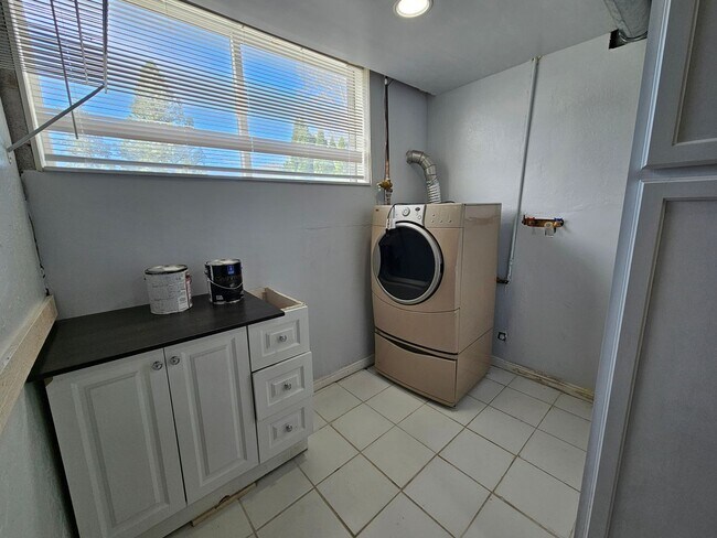 Building Photo - Beautiful 5 Bedroom home in Great Layton Location!