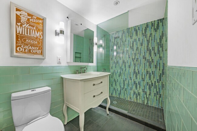 Building Photo - 507 E 12th St