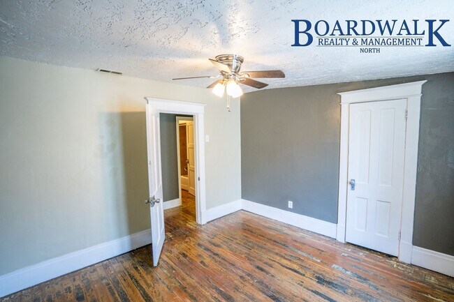 Building Photo - 4 Bedroom Victorian Single Family Home