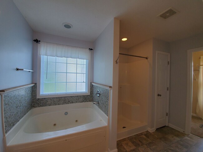 Building Photo - 4 Bedroom 3 Full Bath + Bonus Room