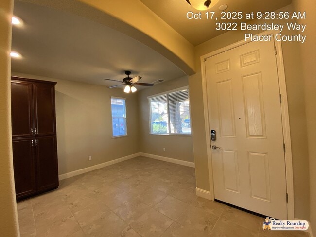 Building Photo - Pristinely Maintained Roseville Home with ...