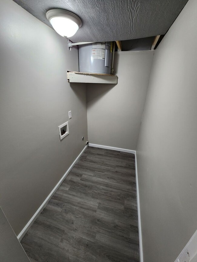 Building Photo - Spacious 3-Bedroom, 1-Bathroom Home AVAILA...