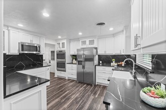 Building Photo - 910 Imperial Ln