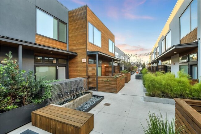 Building Photo - 2002 E 7th St