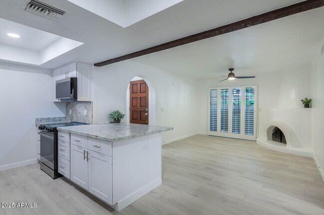 Building Photo - 7557 N Dreamy Draw Dr