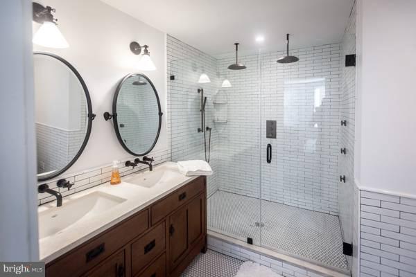 Building Photo - 1890 Ontario Pl NW