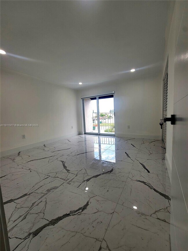 Building Photo - 5913 SW 36th Ct