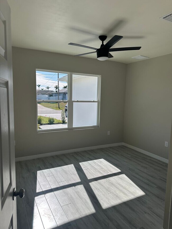 Building Photo - Beautiful 4/2 Newer Construction- Available Now
