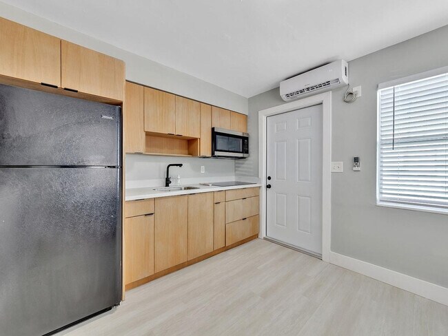 Building Photo - 318-320-320 Walnut St