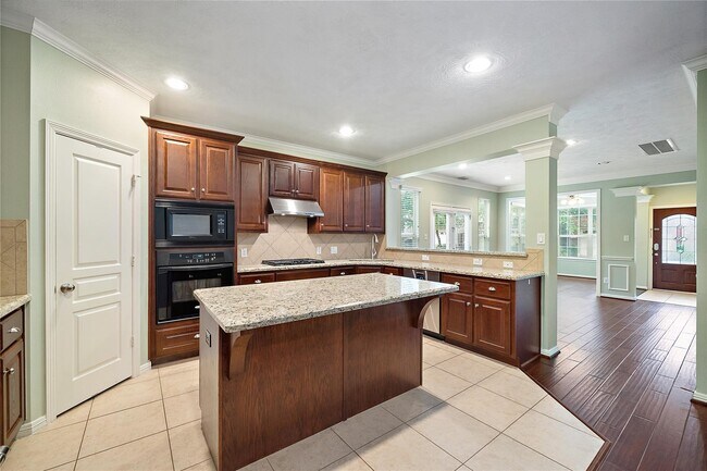 Building Photo - 2626 Couch St