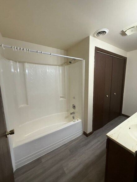 Building Photo - 537 Brandt Ave