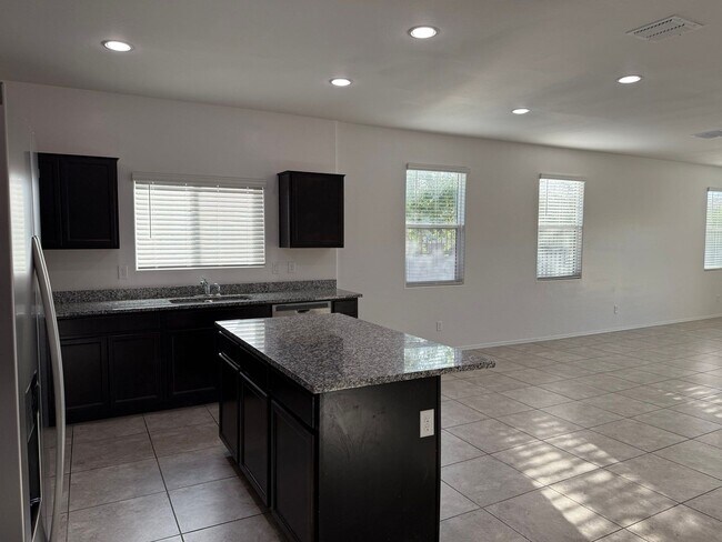 Building Photo - 1086 W Avalon Canyon Dr