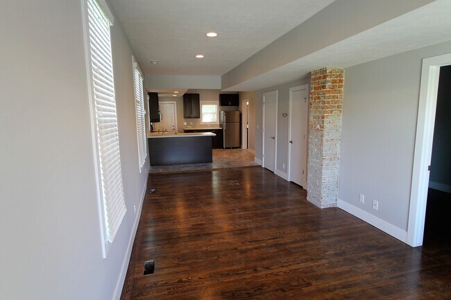 Building Photo - Beautiful updates and Modern Convenience.  Spacious 2 bedroom home available soon!