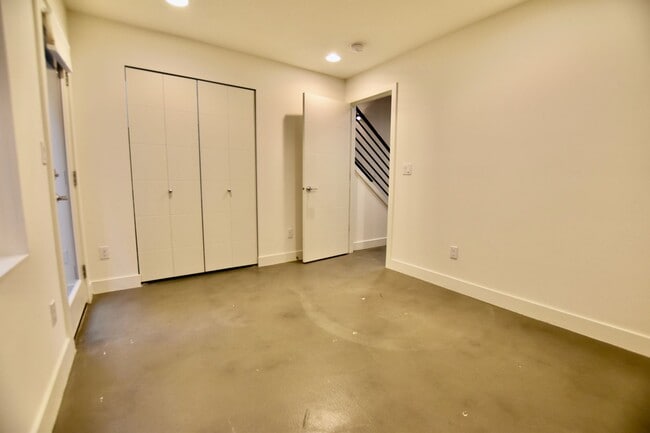 Building Photo - Gorgeous Eastlake Townhome - Stellar Locat...