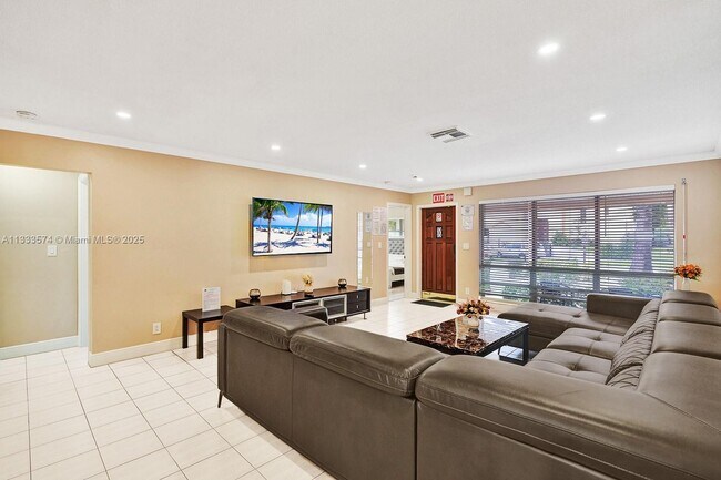 Building Photo - 947 Washington St