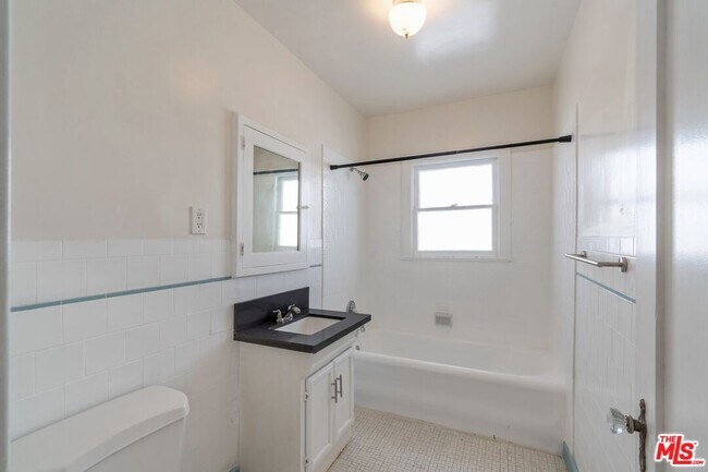 Building Photo - 5606 S Rimpau Blvd
