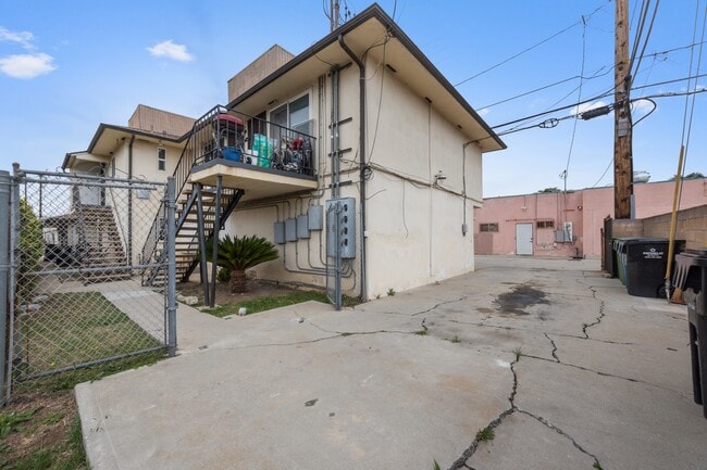 Building Photo - 8612 S 12th Ave