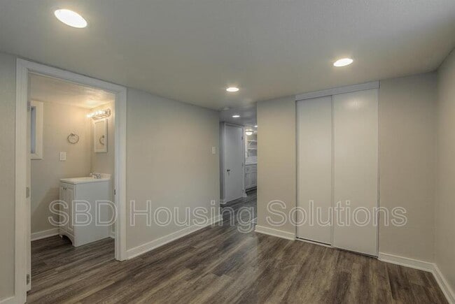 Building Photo - 1102 S Crisp Ave